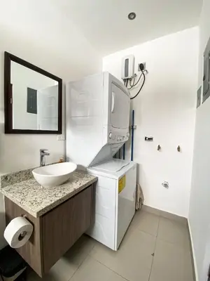 a bathroom with a sink and a tv on a counter at Hermoso Condominio en el Centro de Jaco Lapa Living in Jacó