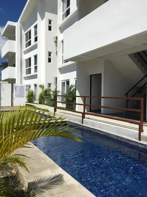 a swimming pool in front of a building at Hermoso Condominio en el Centro de Jaco Lapa Living in Jacó