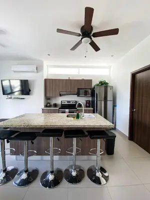 a kitchen with a counter and a ceiling fan at Hermoso Condominio en el Centro de Jaco Lapa Living in Jacó