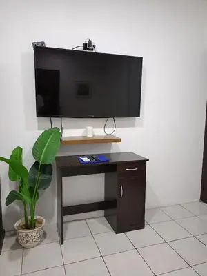 a desk with a flat screen tv on a wall at Hotel Cañas in Cañas