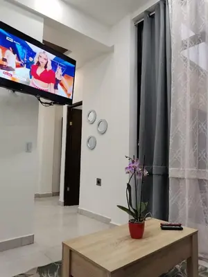 a living room with a tv and a coffee table at 935 Lodge San José in San José