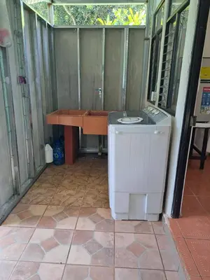 a table and a washing machine in a room at Casa Los Ángeles in Ángeles