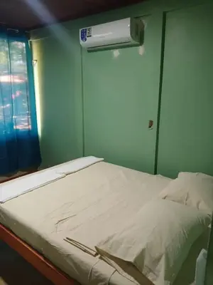 a hospital room with a bed and a air conditioner at Hotel y restaurante Maktub in Nandayure