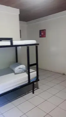 a room with two bunk beds in a room at Hotel y restaurante Maktub in Nandayure