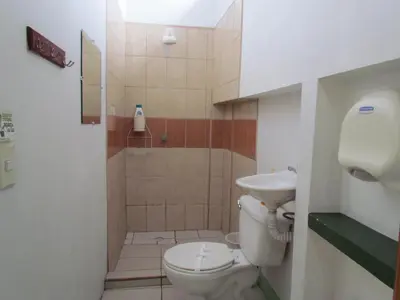 a bathroom with a toilet and a sink at Hostel Shakti in San José