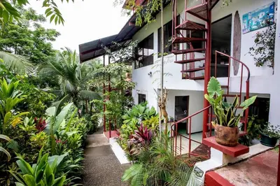 a courtyard of a building with plants at Villas Jacquelina in Quepos