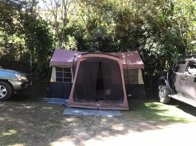 a tent and a car parked in a parking lot at Navarro mountain in Cartago