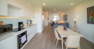 a kitchen and living room with a table and chairs at BEE Suites San José - Escalante in San José