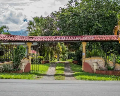 an archway with a fence and a road at Linda casa de verano con amplias zonas verdes in San Isidro