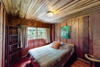 a bedroom with a bed in a wooden room at Hacienda Milinda in Birrí