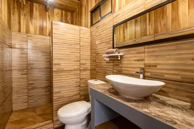 a bathroom with a sink and a toilet at Paraíso Quetzal Lodge in Tres de Junio
