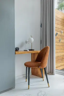 a desk with a rattan chair next to a door at Peace Villa Santa Teresa - Walking distance to the beach in Santa Teresa Beach