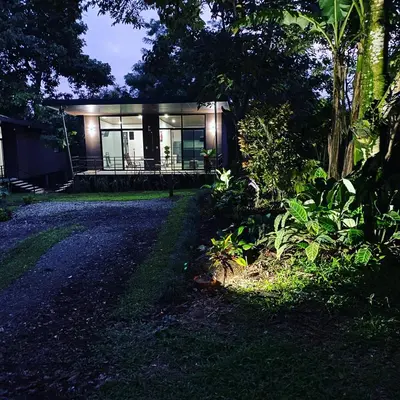 a small house in the middle of a road at Bongalow Villa Sarchi in Sarchí