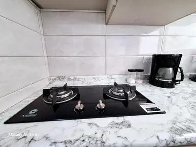 a counter top with a stove top in a kitchen at Victoria House in San Isidro