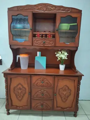 a wooden hutch with flowers and a box on it at Hospedaje Bosque del Río in Monteverde Costa Rica