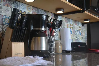 a coffee maker on a counter in a kitchen at Espectacular Cabaña Moderna de Montaña + Bosque Nuboso +Wifi in Zarcero