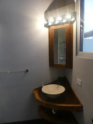 a bathroom with a sink and a mirror at Hotel FAREMITI Uvita in Uvita