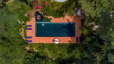 an overhead view of a swimming pool in a yard at Hotel Don Ernesto By La Chimba in San José