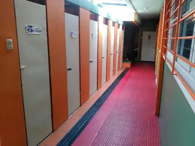 a hallway with lockers and a red carpet at Hotel Marruecos C.R. in San José