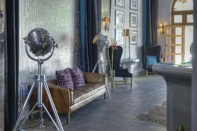 a room with a couch and a camera on a tripod at Alta Las Palomas Hotel in San José