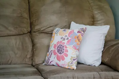 a brown couch with a pillow on top of it at Apartamento Ganesha Liberia in Santa Ana