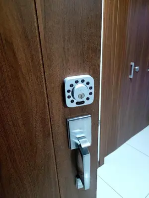 a door with a lock on a wooden door at Nuevo y espectacular APT - 100 MBPS 15 min del aeropuerto in San José
