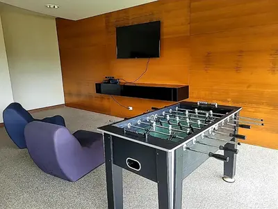 a room with a foosball table and a tv at Nuevo y espectacular APT - 100 MBPS 15 min del aeropuerto in San José