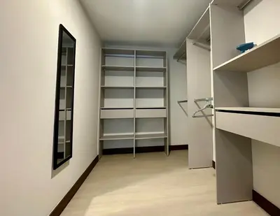 a walk in closet with a mirror and shelves at Nuevo y espectacular APT - 100 MBPS 15 min del aeropuerto in San José