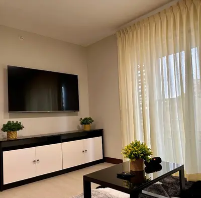 a living room with a flat screen tv on a wall at Nuevo y espectacular APT - 100 MBPS 15 min del aeropuerto in San José