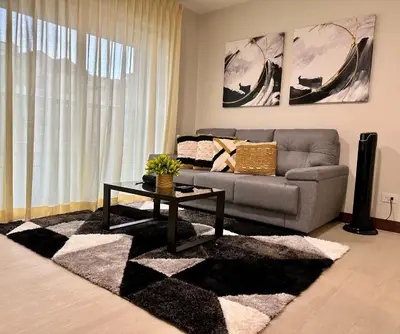 a living room with a couch and a table at Nuevo y espectacular APT - 100 MBPS 15 min del aeropuerto in San José