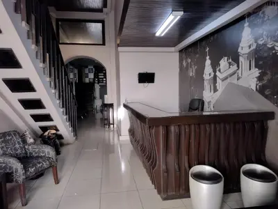 a bar in a room with a couch and a chair at Hotel Alajuela Costa Rica Airport in Alajuela City