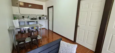 a kitchen with a counter and stools in a room at Sleep&Go! Apartamento 2 habitaciones 4 personas Siquirres centro in Siquirres