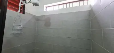 a bathroom with a shower with gray tiles at Sleep&Go! Apartamento 2 habitaciones 4 personas Siquirres centro in Siquirres