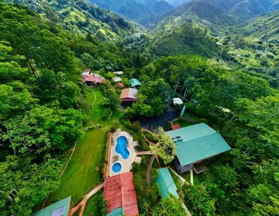 an aerial view of a resort in the mountains at Hotel de Montaña El Pelicano in San Isidro