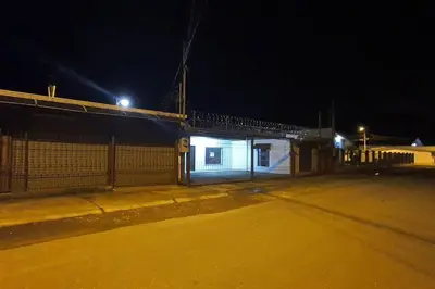 an empty parking lot with a building at night at Sleep&Go! Cabina Familiar con 5 camas - Siquirres centro in Siquirres