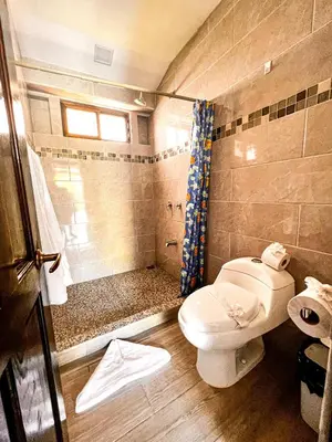 a bathroom with a toilet and a shower at Casa Los Ninos in Sámara