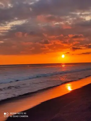 a sunset on a beach with the ocean at A 2 minutes de la PLAGE chambre du bonheur CABALLO DEL MAR in Parrita