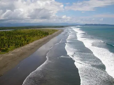 an aerial view of the shoreline of a beach at A 2 minutes de la PLAGE chambre du bonheur CABALLO DEL MAR in Parrita