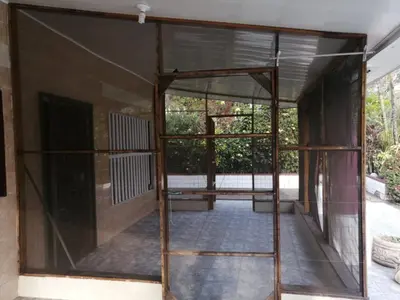 an open glass door of a building with a courtyard at Maison du Bonheur CABALLO DEL MAR sur la plage avec bassin de rafraichissement in Parrita