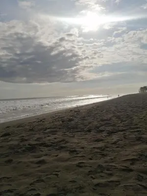 a beach with a cloudy sky and the ocean at Maison du Bonheur CABALLO DEL MAR sur la plage avec bassin de rafraichissement in Parrita