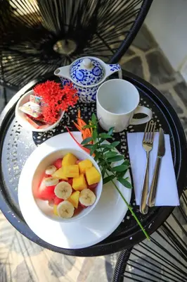a table with a bowl of fruit on a plate at Manala Hotel in Santa Teresa Beach