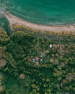 an aerial view of a house and a beach at La Caravana in Sámara