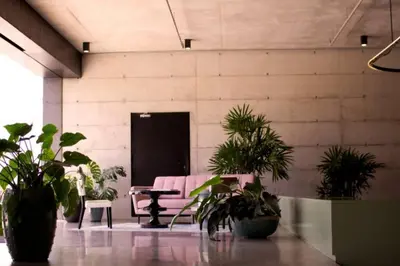a room with potted plants and a table and chairs at Cosmopolitan APT 1407, 5 Star Facilities, 15m SJO Airport, Parking, Pool, Gym in San José