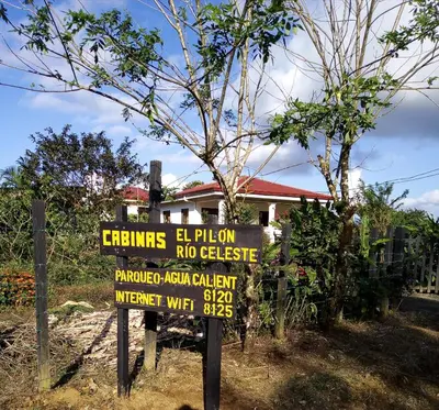 a sign that is in front of a house at Cabinas El Pilón Río Celeste in San Rafael