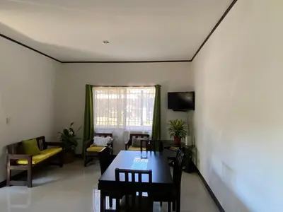 a living room with a table and chairs and a couch at Casa Binisa Fresca y agradable in Liberia