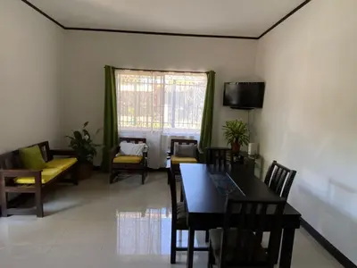 a living room with a dining room table and chairs at Casa Binisa Fresca y agradable in Liberia
