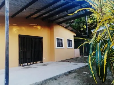 a building with a gate and a fence at Casa Binisa Fresca y agradable in Liberia