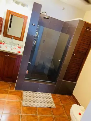 a bathroom with a shower and a toilet at Sueños de Amor! Hermoso y Acogedor lugar in Quepos