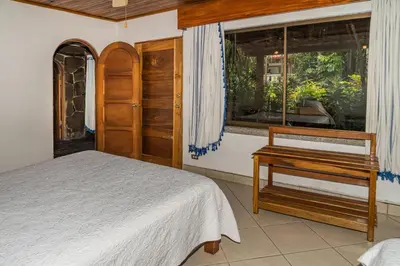 a bedroom with a bed and a window at Costa Verde Inn in San José