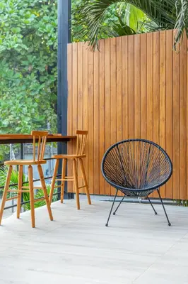 a table and two chairs next to a fence at Ventura Santa Teresa in Santa Teresa Beach